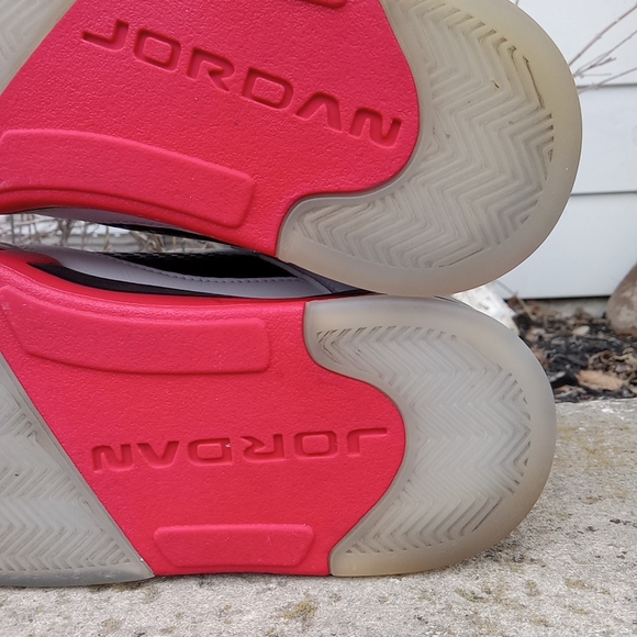 Nike Men’s White Black Red Athletic Sneakers - Picture 7 of 10